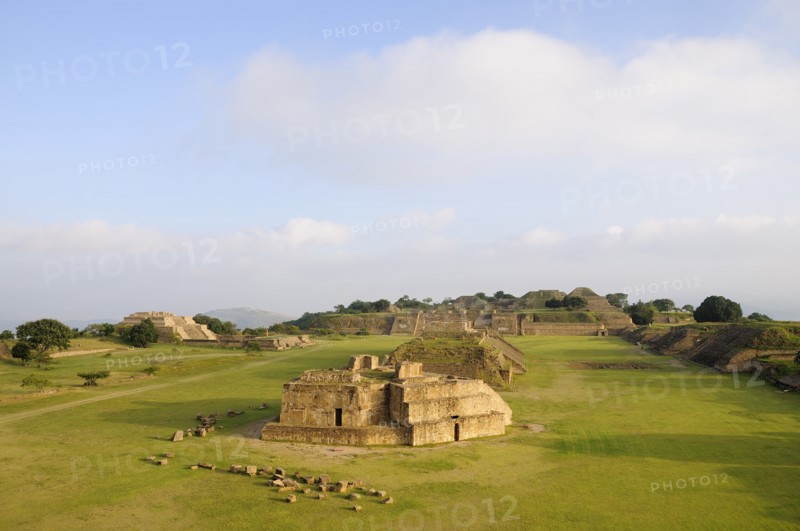 Mexico, Oaxaca, Monte Alban, Archaeological site Ruins of Monticulo J and Edifio I H and G buildings in the central plaza. Photo : Nick Bonetti