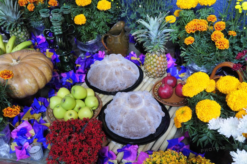 Mexico, Michoacan, Patzcuaro, Altar with display of food and flowers including marigolds for Dia de los Muertos or Day of the Dead festivities. Photo : Nick Bonetti