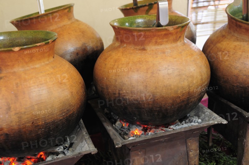 Mexico, Oaxaca, Large earthenware pots of food cooking over hot coals. Photo : Nick Bonetti