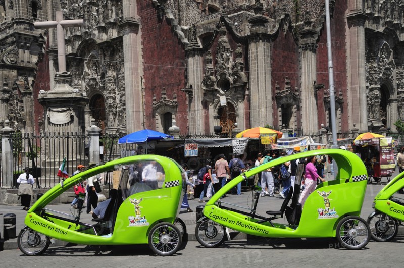 Mexico, Federal District, Mexico City, Pedi taxis outside the Cathedral in the Zocalo. Photo : Nick Bonetti