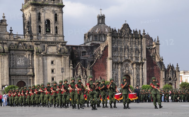 Mexico, Federal District, Mexico City, Soldiers and military police performing the daily Flag Lowering Ceremony in the Zocalo. Photo : Nick Bonetti