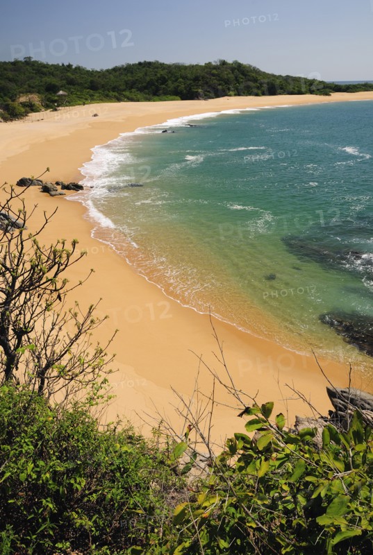 Mexico, Oaxaca, Huatulco, View onto deserted beach at Playa Conejos with turquoise water and golden sand. Photo : Nick Bonetti