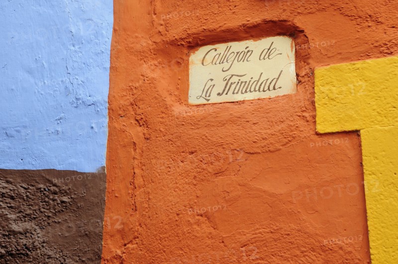 Mexico, Bajio, Guanajuato, Street sign and brightly painted exterior walls of buildings. Photo : Nick Bonetti