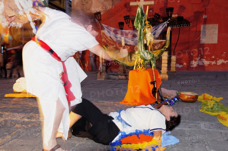 Mexico, Bajio, Guanajuato, Street theatre performance during the Cervantino cultural festival. Photo : Nick Bonetti