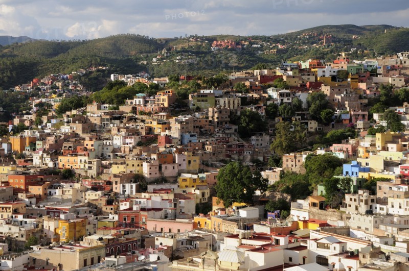 Mexico, Bajio, Guanajuato, City view of housing spread across hillside to distance. Photo : Nick Bonetti