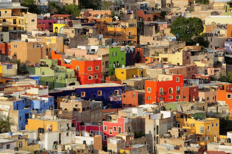 Mexico, Bajio, Guanajuato, Elevated view over colourful housing with flat rooftops. Photo : Nick Bonetti