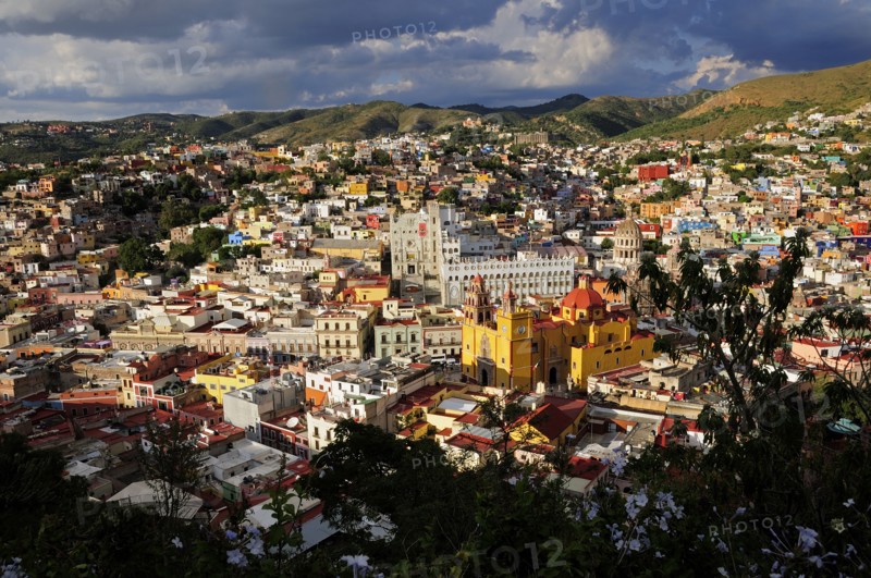Mexico, Bajio, Guanajuato, Cityscape from panoramic viewpoint. Photo : Nick Bonetti