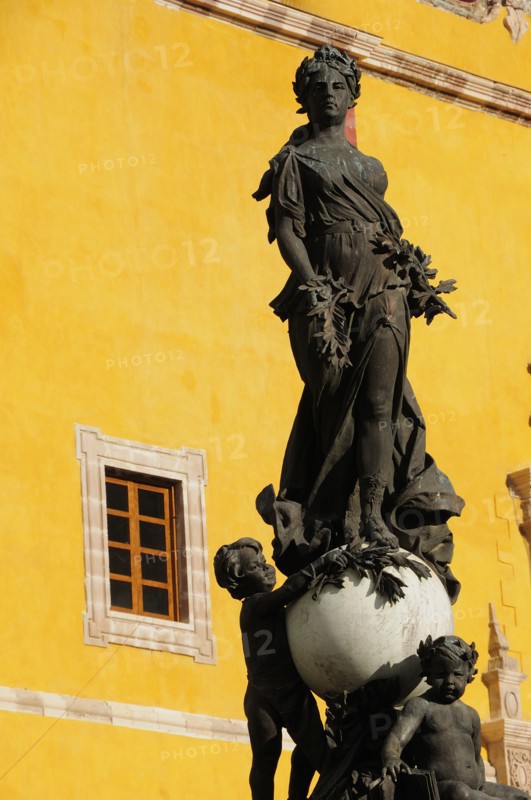 Mexico, Bajio, Guanajuato, Belle Epoque statue of Peace in Plaza de la Paz the Plaza of Peace also known as Plaza Mayor. With yellow exterior wall of Basilica Colegiata de Nuestra Senora de Guanajuato behind. Photo : Nick Bonetti