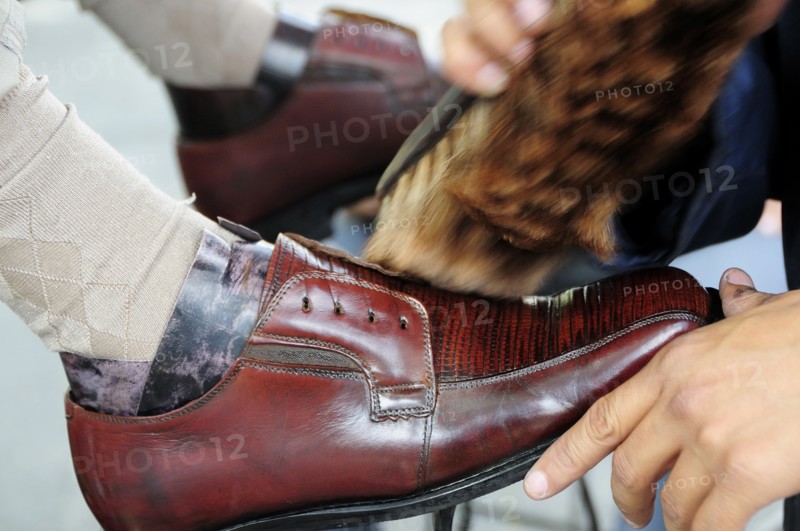 Mexico, Jalisco, Guadalajara, Plaza de la Liberacion Cropped view of shoe shine at work.. Photo : Nick Bonetti