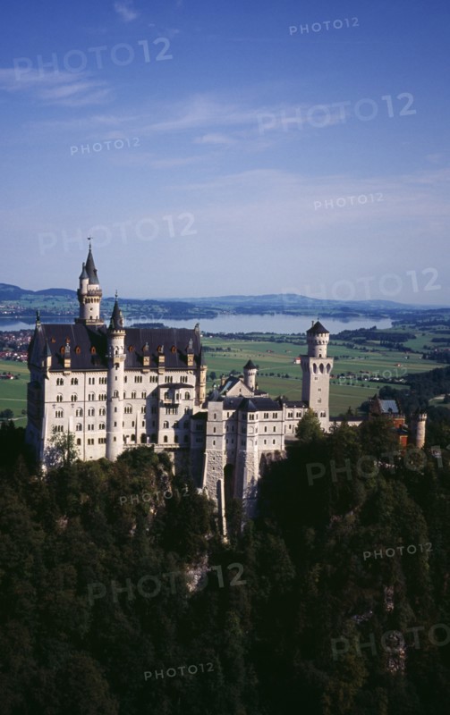 Germany, Bayern, Allgau, Fussen. Schloss Neuschwanstein Castle with Forggensee Lake in the backround. Built in 1869-86 for King Ludwig II. Photo : Bryan Pickering
