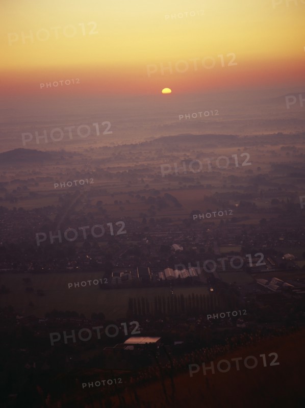England, Worcestershire, Great Malvern, Sunrise over Great Malvern from Worcester Beacon. Photo : Bryan Pickering