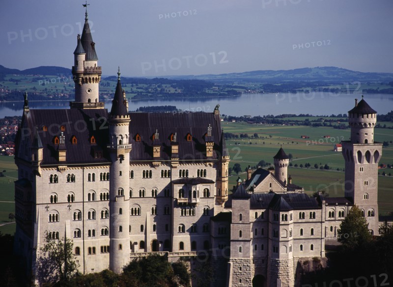 Germany, Bayern, Schwangau, Neuschwanstein castle built 1869-86 for King Ludwig II with Forggensee in background. Photo : Bryan Pickering