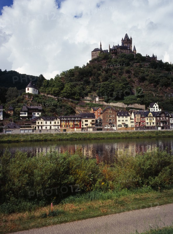Germany, Rheinland-Pfalz, Cochem, Town overlooked by castle of the banks of the River Mosel. Photo : Bryan Pickering