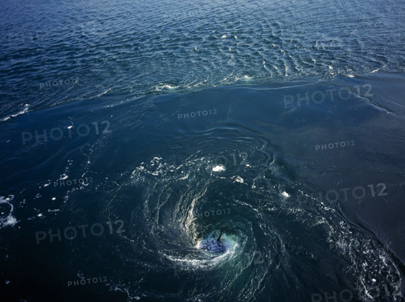 France, Bretagne, Barrage de la Rance, Rance Tidal Power Station. Whirlpool caused by tidal water flowing down through electricity generators beneath the dam. Photo : Bryan Pickering