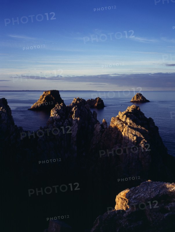 France, Bretagne, Presqu'ile de Crozon, Pointe de Penhir, les Tas de Pois. Seacliffs and offshore rocks.
Photo : Bryan Pickering