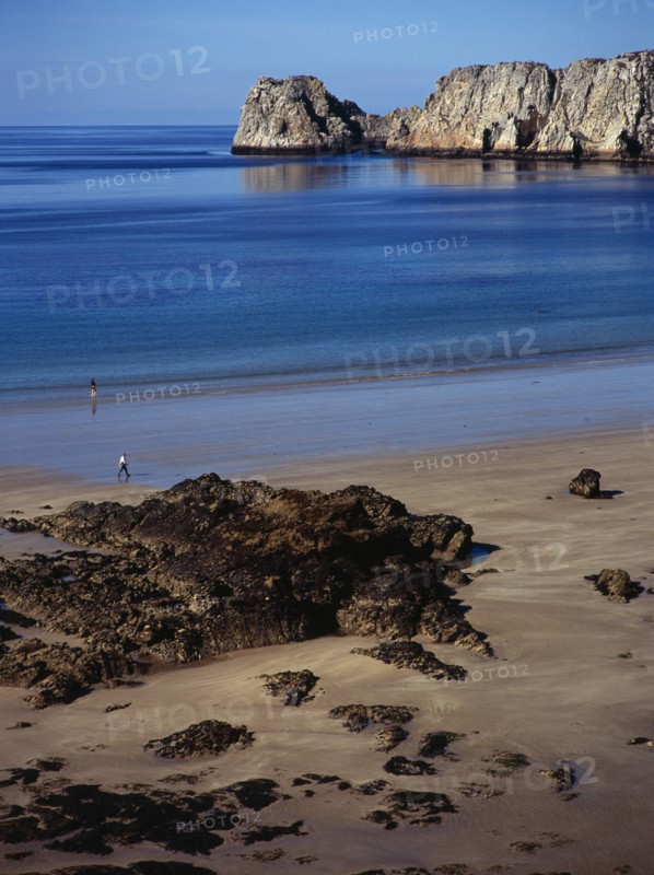 France, Bretagne, Crozon Peninsula, Pointe de Penhir from above Veryach Beach with rocky foreshore in foreground.. Photo : Bryan Pickering