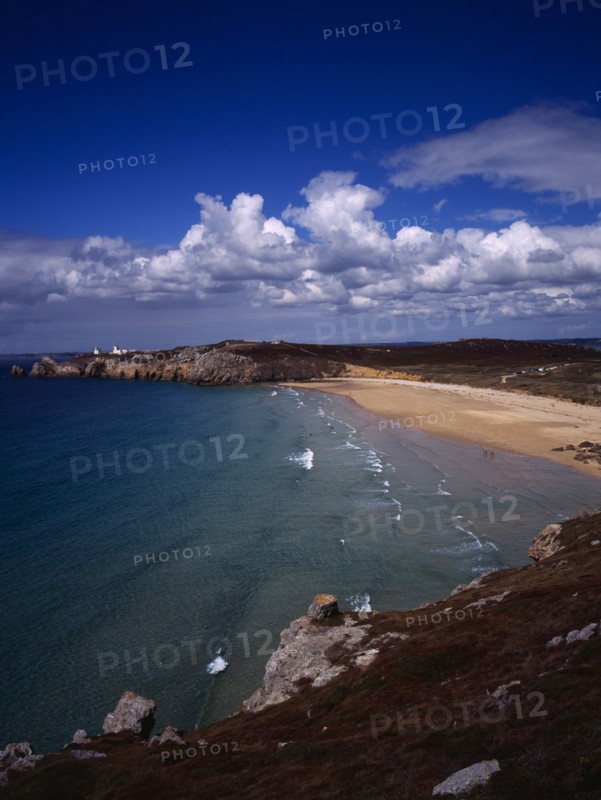 France, Bretagne, Crozon Peninsula, South west facing beach and Pointe du Toulinguet with lighthouse on clifftop beyond.. Photo : Bryan Pickering