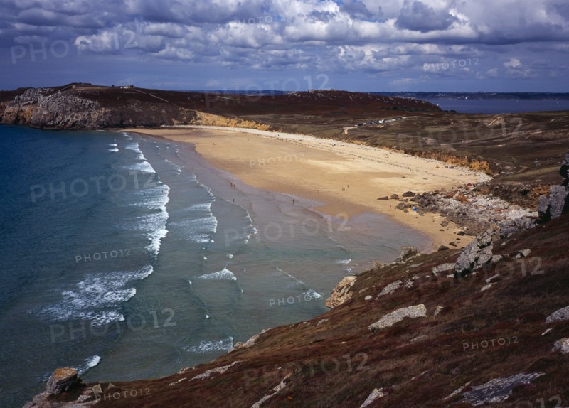 France, Bretagne, Crozon Peninsula, South west facing beach and Pointe du Toulinguet with rocky coastline. Photo : Bryan Pickering