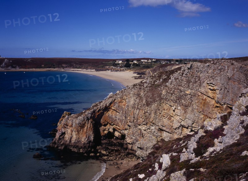 France, Bretagne, Crozon Peninsula, View from Pointe de la Tavelle over Veryach Beach and sea cliffs. Photo : Bryan Pickering