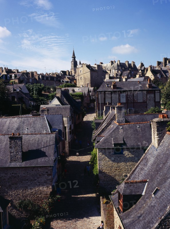 France, Bretagne, Cotes d Armor, Dinan. View from castle ramparts over Rue du Jerzual in medieval market town. Photo : Bryan Pickering