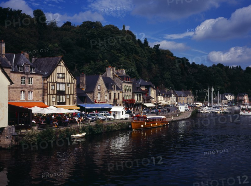 France, Bretagne, Cotes d Armor, Medieval market town of Dinan with houses and restaurants overlooking boat moorings on the River Rance.. Photo : Bryan Pickering