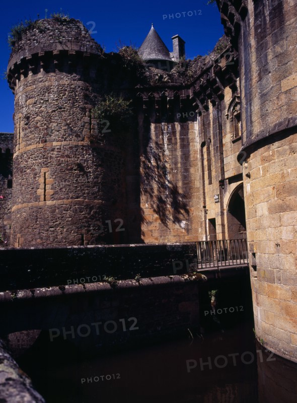France, Bretagne, Ille-et-Vilaine, Fougeres. Defensive walls and turrets of the chateau dating from 11th to 15th century. Photo : Bryan Pickering