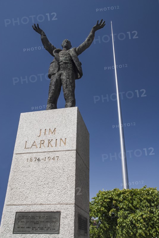 Ireland, Dublin, Jim Larkin and the Spire in OConnell Street. Photo : Hugh Rooney