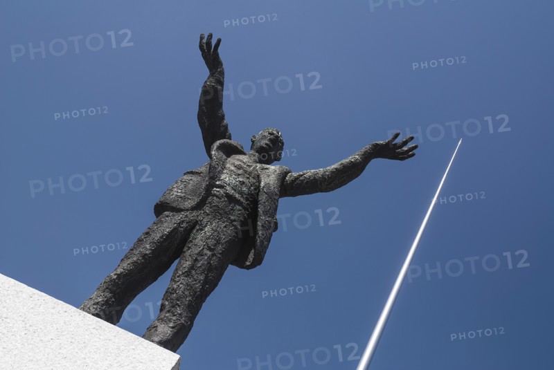 Ireland, Dublin, Jim Larkin and the Spire in OConnell Street. Photo : Hugh Rooney