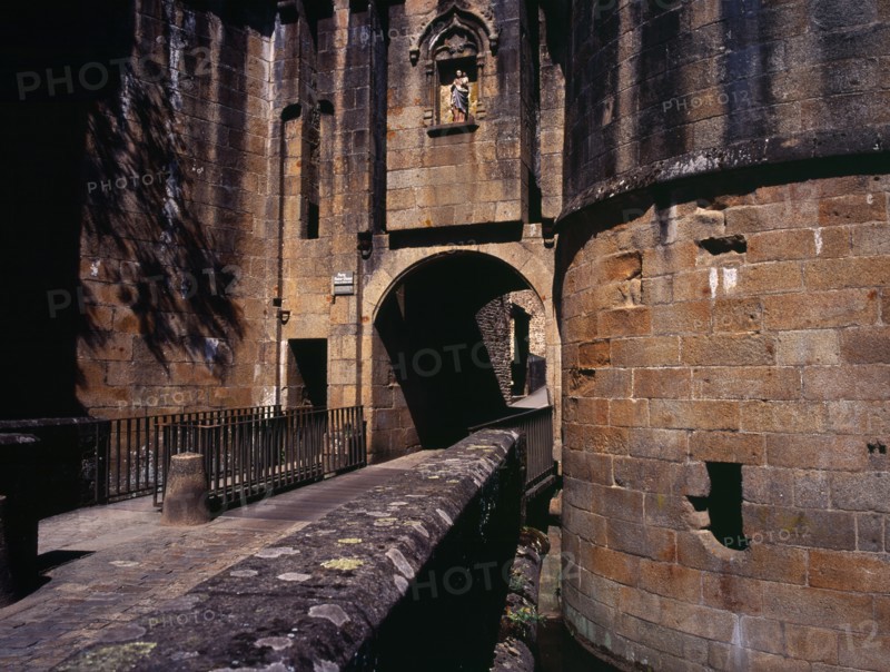 France, Bretagne, Ille-et-Vilaine, Fougeres. Defensive walls and towers of the chateau gateway. Photo : Bryan Pickering