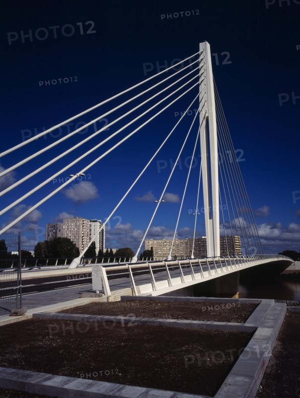 France, Pays de la Loire, Loire-Atlantique, Nantes. The Eric Tabarly suspension bridge across the River Loire. Named after French yachtsman and Legion d honneur recipient. Opened 2011. Photo : Bryan Pickering
