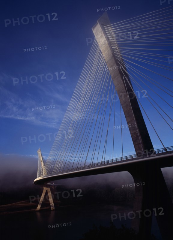 France, Bretagne, Finistere, Ile de Crozon. View of the new Pont de Terenez suspension bridge opened April 2011 from north bank of the River Aulne in early morning fog. Photo : Bryan Pickering