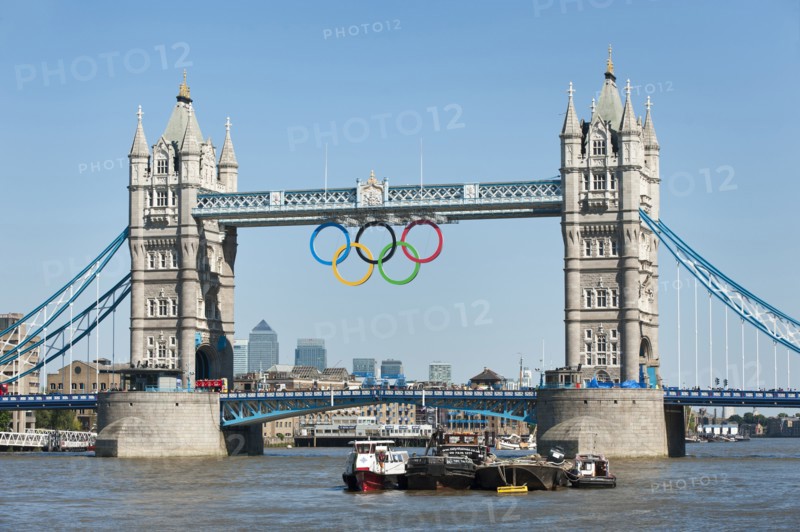 England, London, The Olympic rings suspended from the gantry of Londons Tower Bridge celebrate the 2012 games. Tower bridge is a combined bascule and suspension bridge and was completed in 1894. Photo : Paul Tomlins