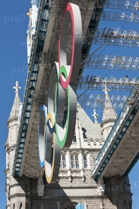 England, London, The Olympic rings suspended from the gantry of Londons Tower Bridge celebrate the 2012 games. Tower bridge is a combined bascule and suspension bridge and was completed in 1894. Photo : Paul Tomlins