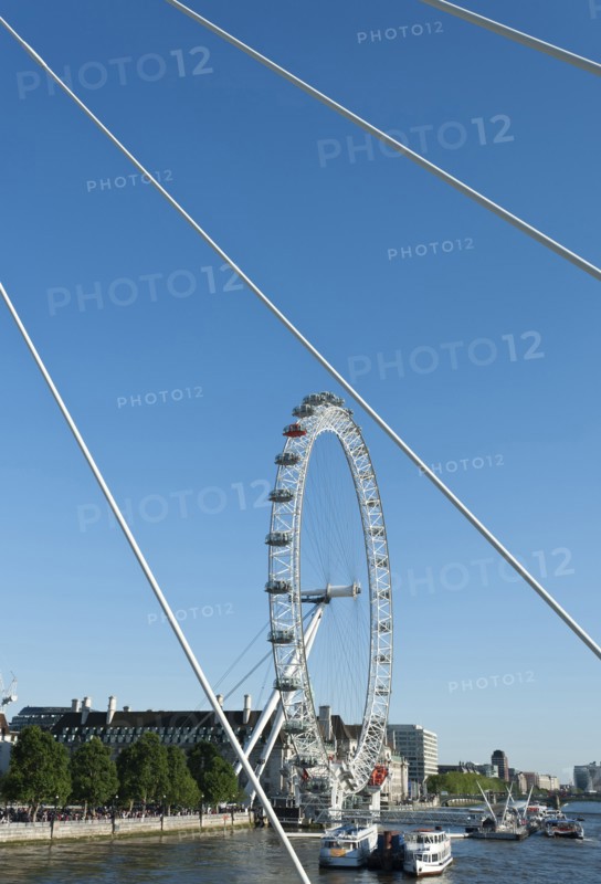 England, London, London Eye at the Millennium Pier seen through the supports of Hungerford bridge. Photo : Paul Tomlins