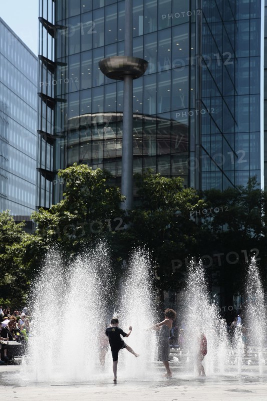 England, London, Southwark Children playing in fountains next to City Hall. Photo : Sean Aidan