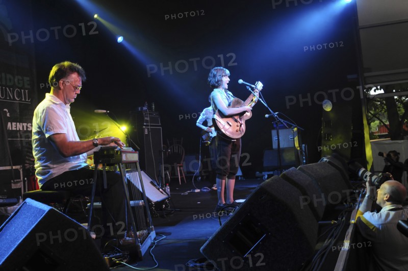 England, Cambridgeshire, Cambridge, Folk Festival Devon Sproule country style singer performs with legendary british pedal steel guitar player BJ Cole. Photo : Bob Battersby