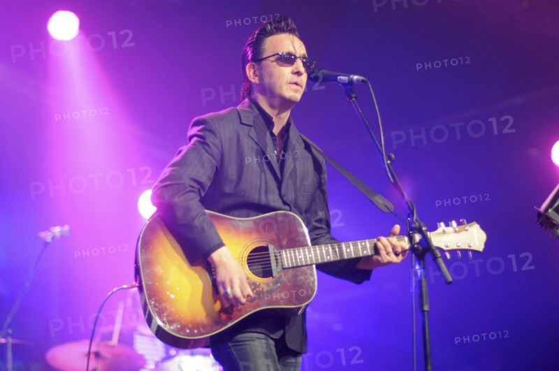 England, Cambridgeshire, Cambridge, Folk Festival Richard Hawley performing on stage with acoustic guitar. Photo : Bob Battersby
