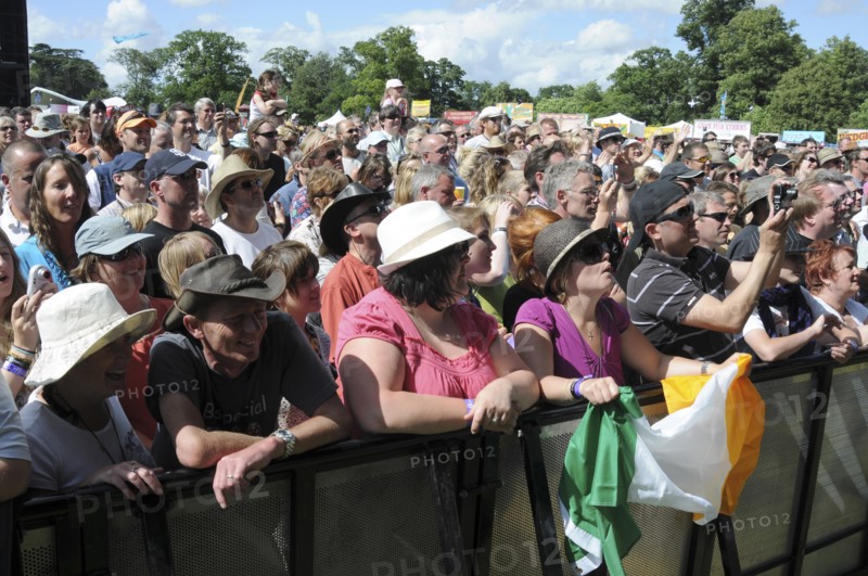 England, Oxfordshire, Cornbury, Music Festival Crowd watching performance. Photo : Bob Battersby