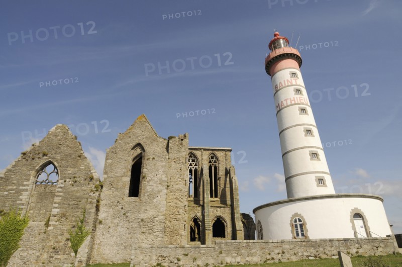 France, Brittany, Pointe de St-Mathieu, St Mathieu lighthouse and ruined Abbey at Pointe de St Mathieu at the mouth of the Gulf of Brest near Le Conquet. Photo : Bob Battersby
