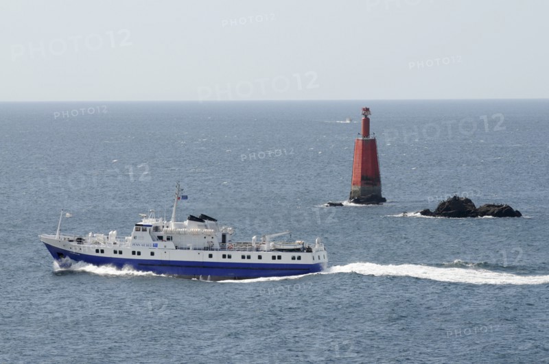 France, Brittany, Cameret-sur-Mer, Penn Ar Bed passenger ferry passing close to the pointe de Penhir on its way from Camaret-sur-Mer to the Isle de Sein.. Photo : Bob Battersby