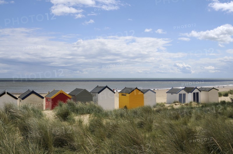 England, Suffolk, Southwold, Beach Huts on the edge of the dunes. Photo : Bob Battersby