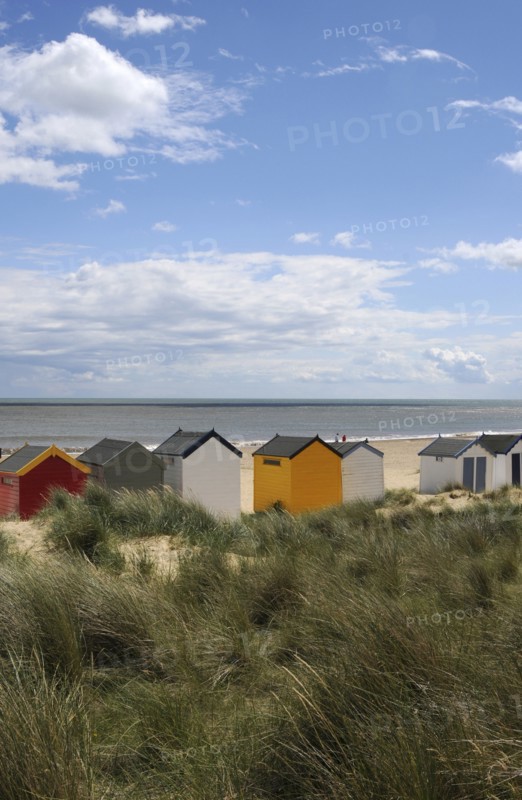 England, Suffolk, Southwold, Beach Huts on the edge of the dunes. Photo : Bob Battersby