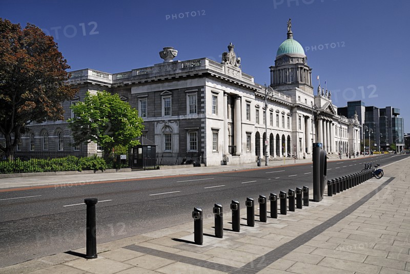 Ireland, County Dublin, Dublin City, Custom House general view of the faade with Irish financial services centre in the distance. Photo : Hugh Rooney