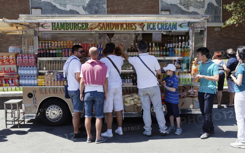 Italy, Lazio, Rome, Tourists at a fast food van near the Colosseum. Photo : Bennett Dean