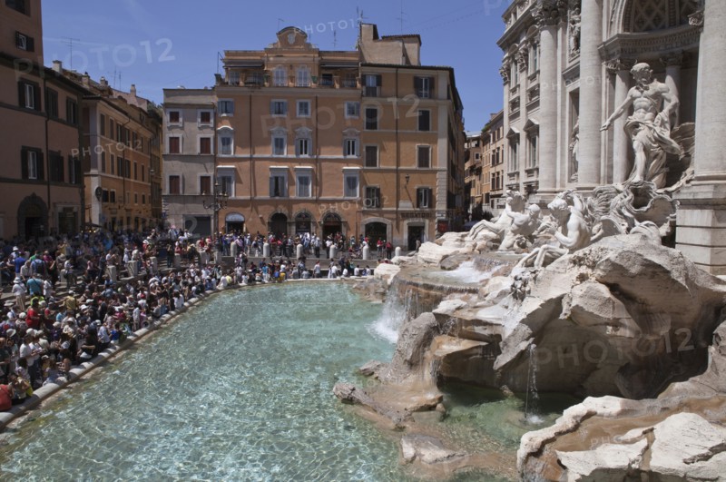 Italy, Lazio, Rome, Piazza di Trevi the baroque Trevi Fountain by Nicola Salvi 1762 against the Palazzo Poli. Photo : Bennett Dean