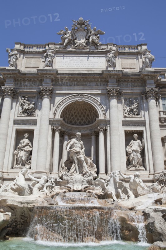 Italy, Lazio, Rome, Piazza di Trevi the baroque Trevi Fountain by Nicola Salvi 1762 against the Palazzo Poli. Photo : Bennett Dean