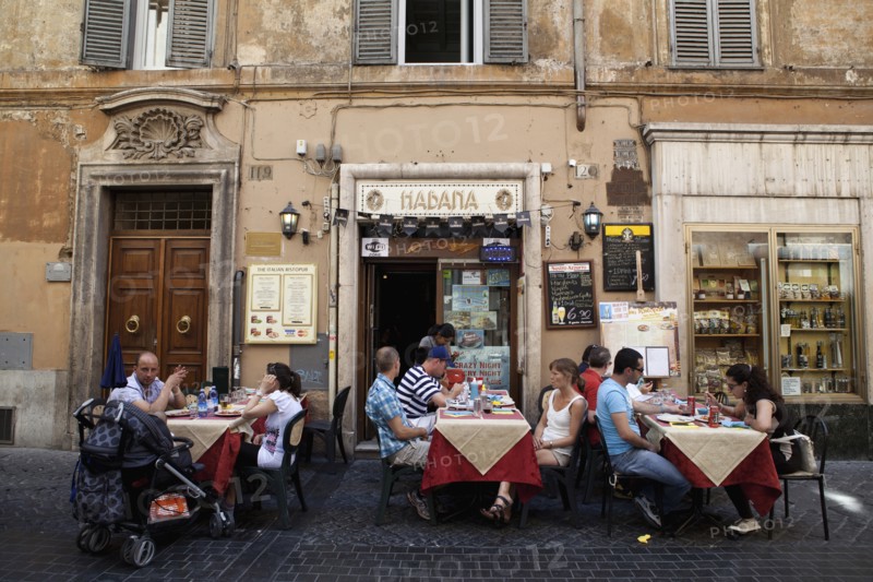 Italy, Lazio, Rome, Diners eating al fresco at a restaurant in a back street. Photo : Bennett Dean