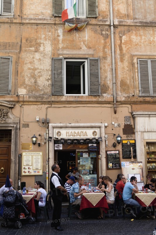 Italy, Lazio, Rome, Diners eating al fresco at a restaurant in a back street. Photo : Bennett Dean