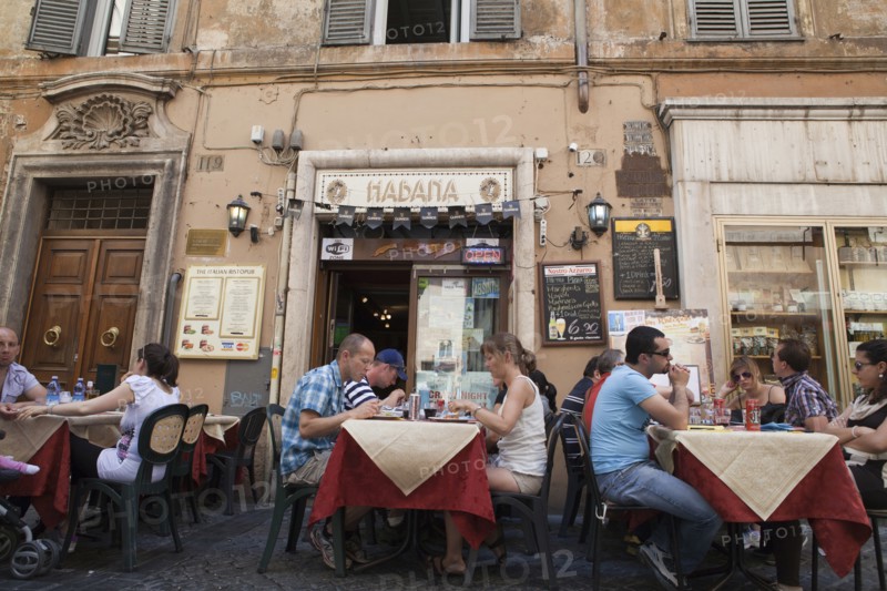 Italy, Lazio, Rome, Diners eating al fresco at a restaurant in a back street. Photo : Bennett Dean