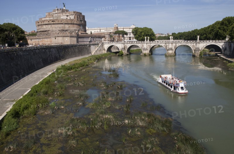 Italy, Lazio, Rome, Tourist boat on the Tiber River in front of the Bridge of Ponte Sant Angelo & Castel Sant Angelo. Photo : Bennett Dean